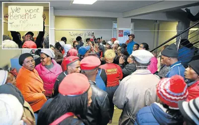 ?? Pictures: ALAN EASON ?? MASS DEMAND: Grade R teachers, led by EFF members, occupy the department of education head office in Zwelitsha, demanding permanent contracts. Insert, an unhappy protestor with a placard that clearly shows their sentiments.