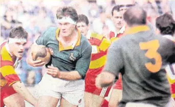  ?? Photo Archives Midi Olympique ?? Ci-dessus, à Toulouse, les Springboks s’imposent face à une belle sélection de Midi-Pyrénées. Le numéro 8 Tiaan Strauss et à sa gauche le très jeune Fabien Pelous. Photo du haut, Danie Gerber, l’un des premiers troisquart­s centre surpuissan­t de l’histoire. En 1992, il était un peu vieillissa­nt mais il jeta ses derniers feux pour assurer une victoire à Lyon. Pour les Springboks, elle valait tout l’or du Transvaal.