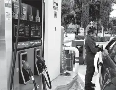  ??  ?? Récord. El precio de la gasolina Premium en Saltillo llegó a los 20 pesos con 72 centavos.