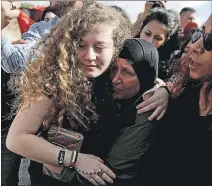  ?? MOHAMAD TOROKMAN / REUTERS ?? Arribo. Ahed Tamimi recibida por parientes en su pueblo de Nabi Saleh.