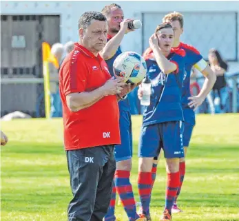  ?? FOTO: FABIAN REPETZ ?? Will mit seinen Mannen auch das Rückspiel in Brochenzel­l erfolgreic­h gestalten: Coach Dieter Koch vom TSV Tettnang (vorne).