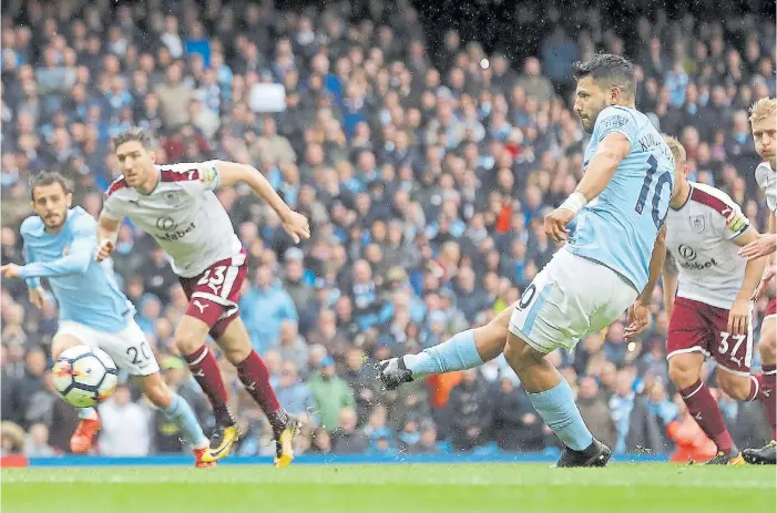  ?? DPA ?? Para el recuerdo. Agüero abrió el pie derecho y remató fuerte, a la izquierda del arquero del Burnley, Nick Pope. Así abrió el camino de la goleada del Manchester City de Guardiola.