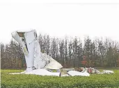  ?? FOTO: D. STANIEK ?? Die abgerissen­en Rotor-teile landeten auf dem Feld, verletzt wurde niemand.