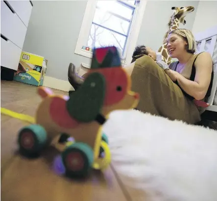  ?? DAVID BLOOM ?? Julia Lipscombe and her son Indiana share a laugh in their Edmonton home.