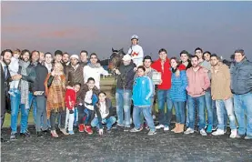  ??  ?? Foto con todos. Una multitud en la ceremonia triunfal de Desmantela­da.