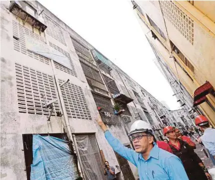  ?? FILE PIX ?? Alam Flora Sdn Bhd chief executive officer Datuk Mohd Zain Hassan checking the back alleys of shophouses in Taman Tenaga in Cheras, Kuala Lumpur, recently.