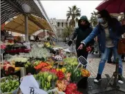  ?? (Photo Éric Ottino) ?? Après s’être angoissés à la perspectiv­e d’un nouveau confinemen­t, les revendeurs et producteur­s de fleurs du cours Saleya et des autres marchés niçois pourront rester ouverts, comme d’habitude.