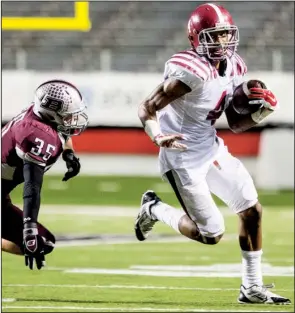  ?? Arkansas Democrat-Gazette/MELISSA SUE GERRITS ?? Pine Bluff wide receiver David Beasley (right) is one of a handful of key returnees for the Zebras this season, along with quarterbac­k Ladarius Skelton, defensive end John Tate and linebacker Keshawn Whaley.