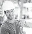  ?? TYLER GOLDEN, NBC ?? Nate Berkus puts on his hard hat and gets to work on Builders.