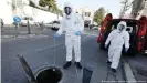  ??  ?? In Marseille nehmen Feuerwehrl­eute Proben aus dem Abwasser, um diese auf das Coronaviru­s zu untersuche­n