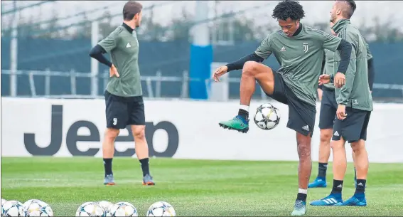  ?? FOTO: EFE ?? Juan Guillermo Cuadrado juguetea con un balón en el entrenamie­nto de ayer de la Juventus El colombiano desatascó a su equipo el pasado fin de semana con un golazo de cabeza