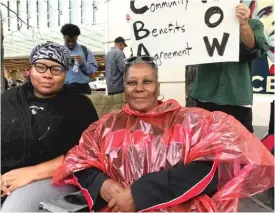  ??  ?? Jeanette Taylor ( left) and Johnetta Battle camp out in front of the Hyatt Regency at McCormick Place, staking out an early spot to call on Obama Foundation officials to sign a community benefits agreement.
| MITCHELL ARMENTROUT/ SUN- TIMES PHOTOS