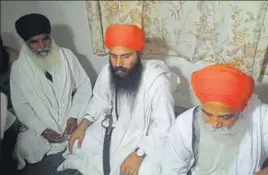  ??  ?? Sikh hardliner Baljit Singh Daduwal (centre) talking to mediaperso­ns in Thaska Ali village in Kurukshetr­a on Friday.