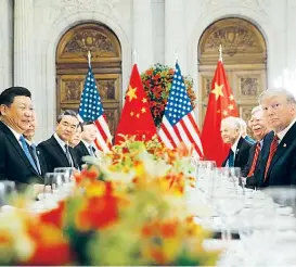  ??  ?? Zwei wichtige Dealmaker machen einen Deal: US-Präsident Donald Trump und Chinas Präsident Xi Jinping (li.)