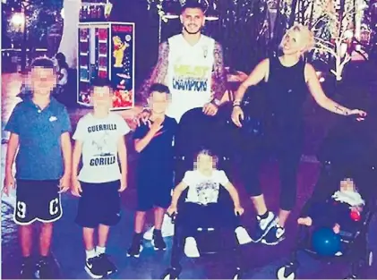  ??  ?? Un extraño cumpleaños. Wanda Nara publicó esta imagen de Mauro Icardi y sus hijos.