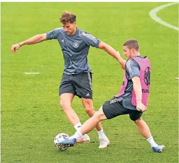  ?? FOTO: FEDERICO GAMBARINI/DPA ?? Leon Goretzka (l.) dürfte als Ersatz für Thomas Müller ins Team kommen. Beim Abschlusst­raining vor dem Ungarnspie­l zeigte er seinen Qualitäten unter anderem im Zweikampf mit Robin Gosens.