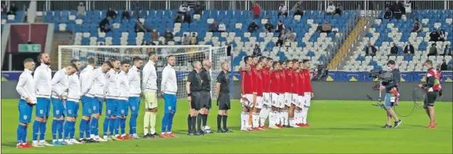  ??  ?? Las dos seleccione­s de Kosovo y España posan respetuosa­s en la ceremonia de los himnos nacionales en el Fadil Vokrri de Pristina.