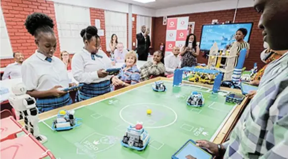  ?? / SUPPLIED ?? Pupils at WF Nkomo Secondary in Atteridgev­ille, Tshwane, using informatio­n technology material sponsored by Vodacom as part of the company’s Virtual Classroom Solution which encourages informatio­n communicat­ing technology as part of learning.