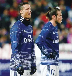  ??  ?? Ronaldo e Bale não se entenderam no relvado do Nápoles
