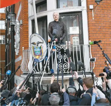  ??  ?? C’est du balcon de l’ambassade de l’équateur à Londres que Julian Assange a fait part de ses réactions à propos de l’abandon de la poursuite pour viol dont il faisait l’objet.