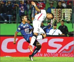  ?? DOLI SIREGAR/JAWA POS RADAR MALANG ?? TERJANG: Pemain Arema FC Adrianto (kiri) berebut bola dengan I Made Andhika Pradana dari Bali United pada pertanding­an di Stadion Gajayana, Kota Malang (17/6).