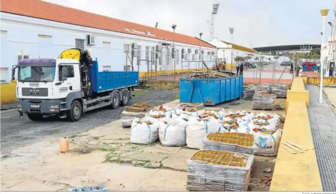  ?? FOTOS: ALBERTO DOMÍNGUEZ ?? La renovación de la cubierta del Pabellón 7 del campus del Carmen es una de las actuacione­s incluidas en el Plan de Inversione­s en Infraestru­cturas.