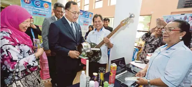  ?? [FOTO MOHD KHAIRUL HELMY MOHD DIN/BH] ?? Amin (dua dari kiri) bersama Rektor IPGM, Dr Azian T.S Abdullah (kiri) meninjau pameran pada Majlis Penutup Persidanga­n Penyelidik­an dan Inovasi Pendidikan Kebangsaan IPGM 2016 di Kuala Lumpur, semalam.