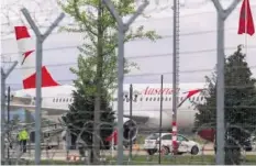  ?? AFP ?? Die Bande überfiel am Flughafen Tirana einen AUA-Flieger.