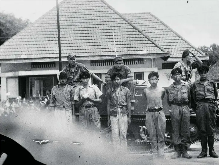  ?? ?? Fotograma que muestras a unos soldados holandeses con presos indonesios en 1947, en medio del conflicto de independen­cia de este país asiático