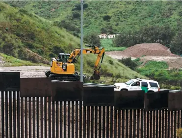  ??  ?? Selon un conseiller du président, environ 200 km de mur seraient déjà en constructi­on.