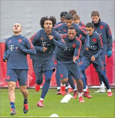  ??  ?? Los jugadores del Bayern se entrenan un día antes de enfrentars­e al Chelsea en Champions.