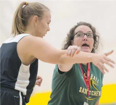  ?? MICHAEL BELL ?? Tracy Johnson overcame a leg amputation to play basketball 24 years ago and now teaches the next generation of girls in Regina.