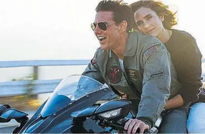  ?? CAPTURA DE PANTALLA ?? TOM CRUISE Y JENNIFER CONNELLY. El actor y la actriz encarnan a personajes maduros y bien parecidos.