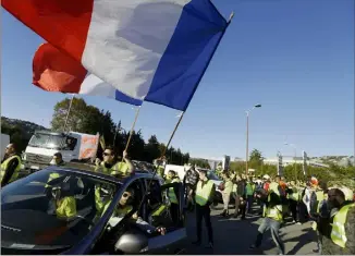  ??  ?? Des barrages filtrants ont été installés tout au long de la journée sur l’A pour en limiter l’accès. Aujourd’hui, le mouvement pourrait perdurer.