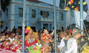  ?? JESÚS RICO ?? La monarquía del Carnaval de Barranquil­la mientras izó la bandera en la Intendenci­a.
