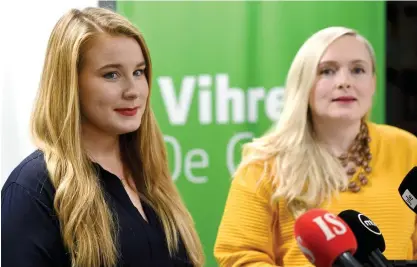  ?? FOTO: ANTTI AIMO-KOIVISTO/LEHTIKUVA ?? Iiris Suomela (t.v.) och Maria Ohisalo har arbetat ihop under flera år och Suomela valdes nu till vikarie för Ohisalo
■ på förslag av Ohisalo själv.