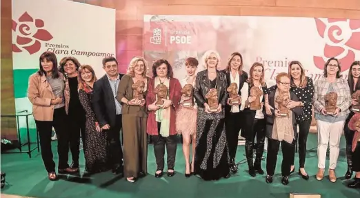  ??  ?? Susana Díaz, en la última entrega de los Premios Campoamor en Jaén, donde fue distinguid­a, entre otros, la Asociación par