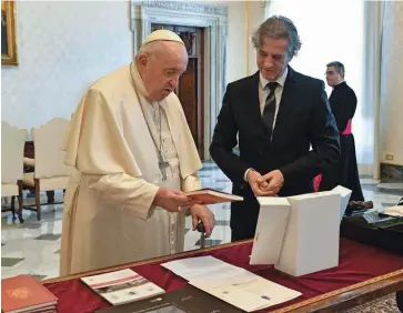  ?? ?? Papež in slovenski premier sta si izmenjala darila.