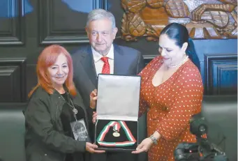  ??  ?? En nombre de su madre, la activista Rosario Ibarra, Rosario Piedra Ibarra recibió la Medalla Belisario Domínguez durante una sesión solemne en la antigua sede del Senado.