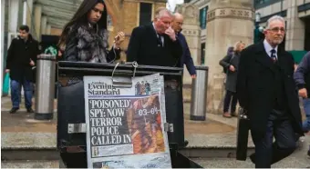  ??  ?? La prima pagina dell’Evening Standard dedicata all’avvelename­nto di Skripal in una strada della City di Londra il 6 marzo scorso. Sotto, il giornalist­a Luke Harding.