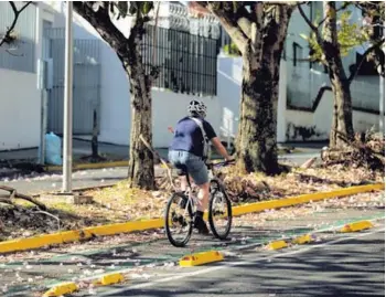  ?? ALONSO TENORIO ?? La señalizaci­ón vertical, la demarcació­n en el asfalto y las barreras protectora­s permiten a los ciclistas avanzar con mayor seguridad y más rápidament­e. Según las municipali­dades de San José y Montes de Oca, responsabl­es del proyecto, pronto vendrán...