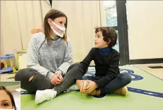  ??  ?? À l’école de Bocca centre, Ethan,  ans et demi, peut à nouveau apercevoir les lèvres – et le sourire – de Cassandra Pasciutti, la responsabl­e animation. Un soulagemen­t non négligeabl­e pour ce petit bonhomme, malentenda­nt... (Photo Patrice Lapoirie)