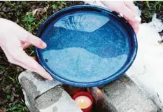  ?? Foto: Kerstin Ellersdorf­er ?? Ein Grablicht unter der Wasserscha­le und schon können Vögel auch bei eisigen Tem‰ peraturen frisches Wasser trinken.