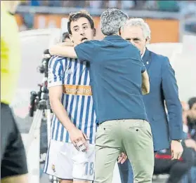  ?? FOTO: UNCITI ?? Imanol abraza a Oyarzabal, que salió exhausto del terreno de juego tras su esfuerzo