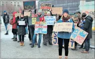  ??  ?? Schüler und Studenten demonstrie­ren nun auch in Wien.