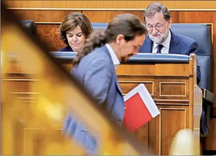  ??  ?? Pablo Iglesias, líder de la coalición Unidos Podemos, ayer al concluir su participac­ión en el primer debate de la moción de censura que presentó para destituir al presidente del gobierno español, Mariano Rajoy (al fondo), en el Congreso de los...