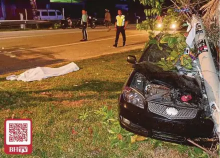  ?? [Foto Rasul Azli Samad/bh] ?? Keadaan kereta mangsa yang remuk selepas merempuh tiang elektrik di Jalan Padang Temu, Melaka, semalam.