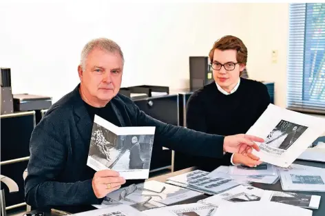  ??  ?? Design-Professor Wilfried Korfmacher (l.) und Stefan Völker haben sich intensiv mit dem Bild vom Kniefall Willy Brandts beschäftig­t.