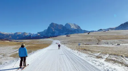  ??  ?? Artificial­eUna pista da sci ricavata in mezzo a un prato senza neve: queste immagini negli ultimi anni sono sempre più diffuse anche in Trentino