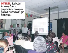  ??  ?? INTERÉS. El doctor Amaury García proporcion­a consejos para el cuidado del pie diabético.